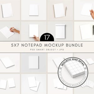 Puede incluir: Un paquete de maquetas con 17 blocs de notas blancos de 12,7 x 17,8 cm. La imagen incluye varias disposiciones de los blocs de notas, algunos con bolígrafos, y un bloc de notas con un detalle de borde realista. El texto dice "5x7 Notepad Mockup Bundle".