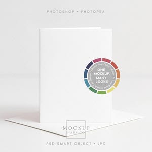 Könnte beinhalten: Eine weiße gefaltete Karte mit einem Umschlag, präsentiert auf einer weißen Oberfläche. Eine farbenfrohe kreisförmige Grafik mit dem Text "ONE MOCKUP, MANY LOOKS!" befindet sich auf der Karte. Die Wörter "PHOTOSHOP PHOTOPEA" und "MOCKUP HAUS CO" sind ebenfalls sichtbar.