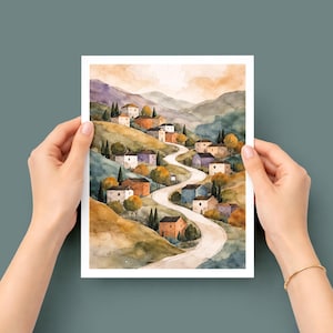 Puede incluir: Impresi&oacute;n en acuarela de un pueblo en la ladera con una carretera sinuosa. La obra presenta casas con tejados naranjas, blancos y azules, rodeadas de &aacute;rboles y colinas. La paleta de colores incluye tonos de naranja, verde y morado.