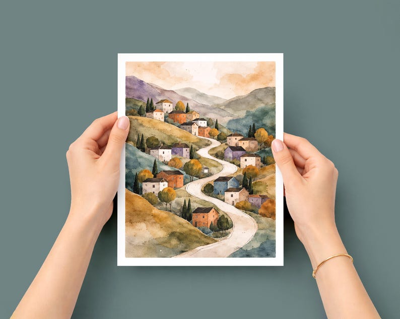 Puede incluir: Impresi&oacute;n en acuarela de un pueblo en la ladera con una carretera sinuosa. La obra presenta casas con tejados naranjas, blancos y azules, rodeadas de &aacute;rboles y colinas. La paleta de colores incluye tonos de naranja, verde y morado.