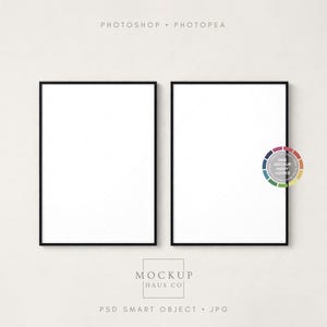 Puede incluir: Dos impresiones artísticas rectangulares con marcos negros y espacios en blanco, perfectas para exhibir obras de arte o fotos. La imagen incluye el texto "PHOTOSHOP • PHOTOPEA" en la parte superior y "MOCKUP HAUS CO" en la inferior, con "PSD SMART OBJECT • JPG" debajo.