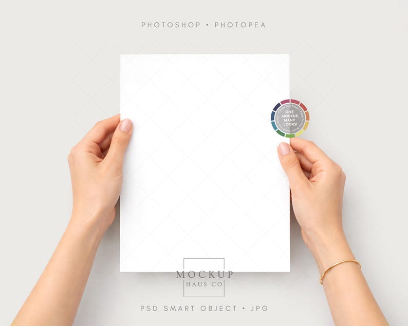 Puede incluir: Un papel blanco sostenido por dos manos, con una pegatina de rueda de color en la esquina superior derecha. El papel tiene un sutil patr&oacute;n de diamantes. El texto "MOCKUP HAUS CO" y "PSD SMART OBJECT . JPG" son visibles.