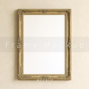 Può includere: Una cornice rettangolare dorata e ornata con un interno bianco, appesa a una parete beige strutturata. La cornice presenta intagli dettagliati e un'estetica vintage. Le parole "Frame Mockup" e "Mockup Haus Co" sono visibili.