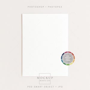 Puede incluir: Una maqueta de papel rectangular blanco con el texto "PHOTOSHOP • PHOTOPEA" en la parte superior y "MOCKUP HAUS CO" en la parte inferior. Una rueda de color con el texto "ONE MOCKUP MANY LOOKS" está a la derecha. Las palabras "PSD SMART OBJECT • JPG" están en la parte inferior.