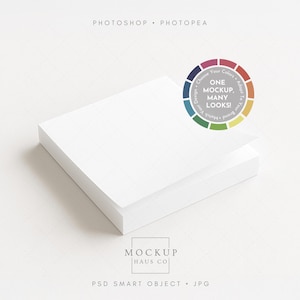 Könnte beinhalten: Ein Stapel weißes Papier mit einem leicht angehobenen Blatt, vor einem weichen, cremefarbenen Hintergrund. Das Bild enthält eine kreisförmige Grafik mit dem Text "ONE MOCKUP, MANY LOOKS!" und die Wörter "PHOTOSHOP" und "PHOTOPAE".