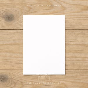 Modelo de cartão de biscoito em madeira, etiqueta vertical branca em branco de 3,5 x 5 polegadas para presente, festa ou uso em eventos, modelo de objeto inteligente em PSD fácil de usar, JPG incluído
