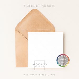 Op de afbeelding: Een mockup met een kraft papieren envelop en een witte vierkante kaart. De kaart is gecentreerd en de envelop is gedeeltelijk erachter geopend. Een kleurenwielgrafiek staat in de rechter benedenhoek. De tekst "MOCKUP HAUS CO" is zichtbaar.