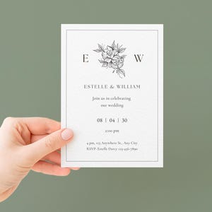 Peut inclure: Une invitation de mariage blanche avec un motif floral et les initiales "E" et "W". L'invitation comprend les noms "Estelle & William", la date, l'heure et les informations RSVP. Le fond est vert olive.