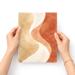 Puede incluir: Impresi&oacute;n art&iacute;stica abstracta en acuarela con formas org&aacute;nicas fluidas en tonos beige, crema y &oacute;xido. La obra de arte est&aacute; sostenida por dos manos sobre un fondo blanco. El dise&ntilde;o evoca una sensaci&oacute;n de calma y belleza natural.