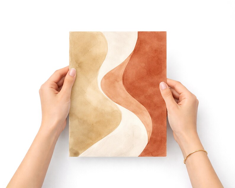 Puede incluir: Impresi&oacute;n art&iacute;stica abstracta en acuarela con formas org&aacute;nicas fluidas en tonos beige, crema y &oacute;xido. La obra de arte est&aacute; sostenida por dos manos sobre un fondo blanco. El dise&ntilde;o evoca una sensaci&oacute;n de calma y belleza natural.