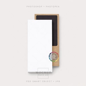 Può includere: Un mockup di prodotto rettangolare bianco con un sottile motivo a rombi, posto davanti a una custodia di cartone marrone con interno nero. L'immagine include il testo "Photoshop Photopea" e "Mockup Haus Co."