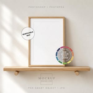 Può includere: Una cornice verticale in legno con passe-partout rimovibile posizionata su una mensola in legno. La cornice presenta un'area centrale rettangolare bianca. Il testo include "PHOTOSHOP • PHOTOPEA", "REMOVABLE MAT", "ONE MOCKUP, MANY LOOKS!" e "MOCKUP HAUS CO".