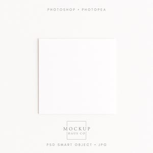 Könnte beinhalten: Eine quadratische, weiße Karte auf weißem Hintergrund. Oben steht "PHOTOSHOP • PHOTOPAE". Unten befindet sich ein Quadrat mit "MOCKUP HAUS CO" und darunter "PSD SMART OBJECT • JPG".