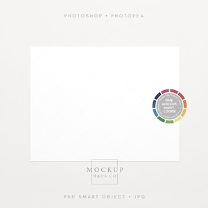 Op de afbeelding: Een witte vierkante mockup met een subtiel ruitpatroon, met de tekst "PHOTOSHOP • PHOTOPEA" bovenaan en "MOCKUP HAUS CO" onderaan. Een kleurrijk cirkelvormig ontwerp met de tekst "ONE MOCKUP, MANY LOOKS!" staat rechts.