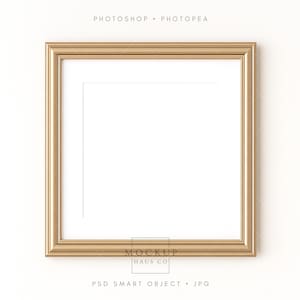 Può includere: Una cornice quadrata dorata con interno bianco. La cornice ha un design dettagliato e strutturato. Le parole "PHOTOSHOP • PHOTOPEA" sono in alto, e "MOCKUP HAUS CO" e "PSD SMART OBJECT • JPG" sono in basso.