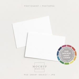 Puede incluir: Dos tarjetas rectangulares blancas se superponen ligeramente sobre un fondo claro. Un gráfico de rueda de colores con el texto "ONE MOCKUP, MANY LOOKS!" está a la derecha. El texto "PHOTOSHOP PHOTOPEA" está en la parte superior.