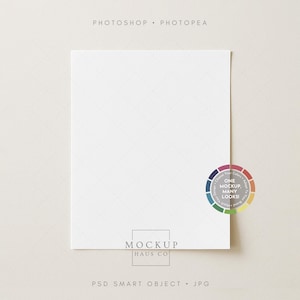 以下が含まれることがあります： 上部に「PHOTOSHOP • PHOTOPEA」というテキストが入った白い長方形のモックアップ。右側には「ONE MOCKUP MANY LOOKS!」というテキストが入ったカラーホイールがあります。「MOCKUP HAUS CO」と「PSD SMART OBJECT • JPG」というテキストが下部にあります。