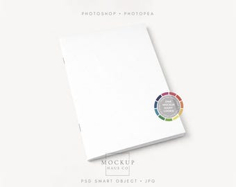 Maqueta de cuaderno de tapa blanda PSD / Maqueta de diario de tapa blanda de tapa blanda A5 / ¡Crea un fondo de cualquier color!