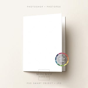 Pode incluir: Maquete de cartão dobrado branco com um padrão de diamante sutil, em um fundo neutro. O texto "PHOTOSHOP • PHOTOPEA" está no topo e "MOCKUP HAUS CO" na parte inferior. Um círculo de cores está à direita.
