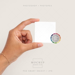 Może przedstawiać: Kwadratowa biała karta trzymana między palcami, z grafiką koła kolorów i tekstem "ONE MOCKUP, MANY LOOKS". Karta jest częścią obiektu inteligentnego PSD, jak wskazano w tekście na dole. Tło jest neutralne beżowe.