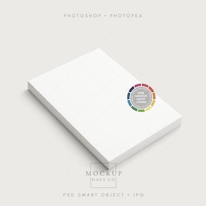 Puede incluir: Una pila de papel blanco con un sutil patrón de cuadrícula, ligeramente inclinada hacia la derecha. La esquina superior izquierda tiene el texto "PHOTOSHOP • PHOTOPEA". Un logotipo colorido y el texto "ONE MOCKUP MANY LOOKS" están a la derecha. La parte inferior tiene el texto "MOCKUP HAUS CO" y "PSD SMART OBJECT • JPG".
