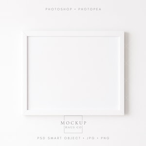 以下が含まれることがあります： 白い縁取りのある白い長方形のフォトフレーム。フレームは白い背景の中央に配置されています。「PHOTOSHOP • PHOTOPEA」の文字が上部に、「MOCKUP HAUS CO」と「PSD SMART OBJECT • JPG • PNG」の文字が下部にあります。