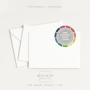 Op de afbeelding: Een mockup met witte enveloppen en briefpapier. Een cirkelvormige afbeelding met een kleurenwiel en de tekst "ONE MOCKUP, MANY LOOKS!" staat op het briefpapier. De woorden "PHOTOSHOP" en "PHOTOPEA" staan bovenaan. Het Mockup Haus Co. logo staat onderaan.