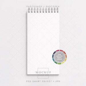 Può includere: Un blocco note verticale bianco a spirale con una pagina vuota, ideale per mockup. Il blocco note ha una rilegatura a spirale argentata nella parte superiore. L'immagine include il testo "PHOTOSHOP" e "PHOTOPEA" in alto. Una ruota dei colori è sul lato destro.