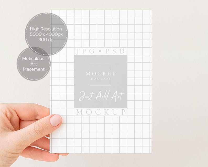 Peut inclure: Une maquette de carte blanche avec un motif quadrill&eacute;, tenue par une main. La carte contient le texte &laquo; Just Add Art &raquo; et &laquo; Mockup Haus Co. &raquo; ainsi que des d&eacute;tails sur la r&eacute;solution de l'image et le placement de l'art.