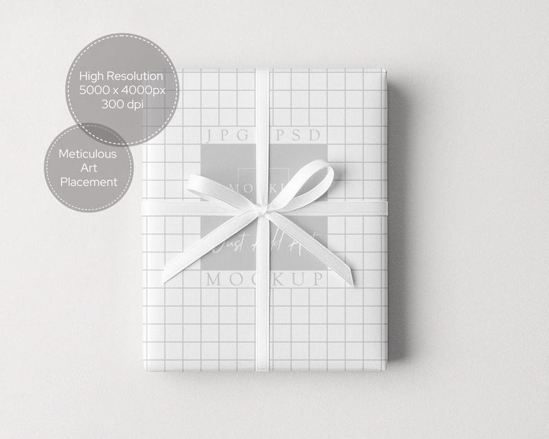 Puede incluir: Un regalo envuelto en papel blanco con un patr&oacute;n de cuadr&iacute;cula y una cinta de raso blanca atada con un lazo. El regalo est&aacute; centrado sobre un fondo blanco. La imagen incluye el texto "High Resolution 5000 x 4000px 300 dpi" y "Meticulous Art Placement."