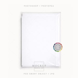 Mockup PSD di biglietto confezionato 5x7 / Cancelleria in bustina di plastica / Sfondo/busta che cambia colore (opzione carta kraft)