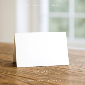 Maqueta de tarjeta de felicitación, diseño de tarjeta blanca plegada horizontalmente sobre un escritorio de madera, plantilla PSD de objeto inteligente fácil de usar, JPG y PNG