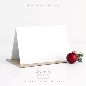 Pozioma makieta karty na Boże Narodzenie, minimalistyczna składana kartka z pozdrowieniami 5x7, pusta biała ekspozycja, czysty realistyczny stacjonarny makiet PSD Smart