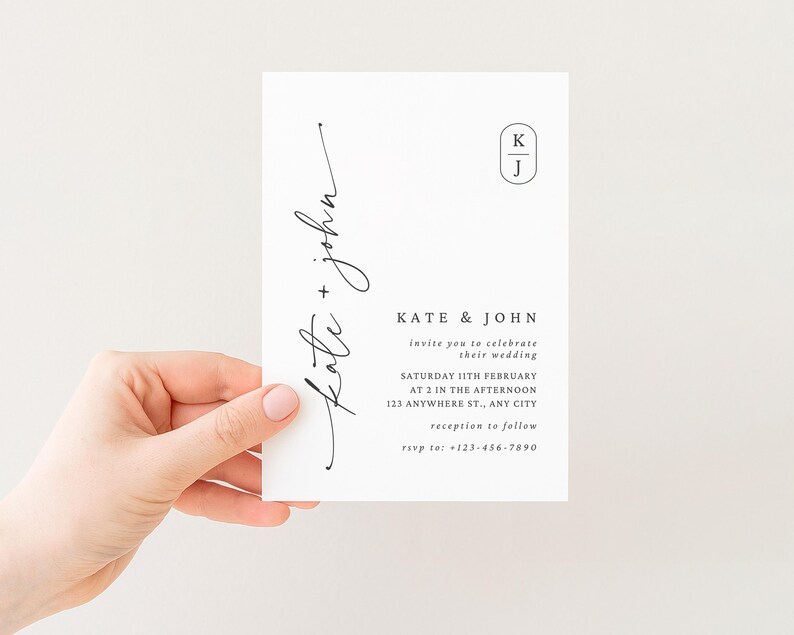 Peut inclure: Une invitation de mariage blanche avec une &eacute;criture noire. Le texte indique "Kate + John" en cursive, avec des d&eacute;tails tels que la date, l'heure et le lieu du mariage. Un monogramme avec les lettres "K" et "J" est dans le coin sup&eacute;rieur droit.
