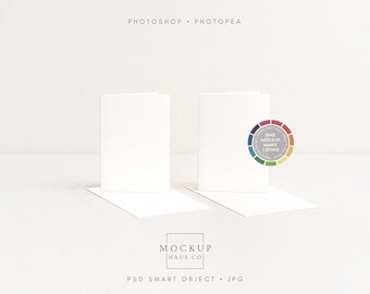 2 Wenskaart Mockup: Verticale Minimalistische 5x7 Kaart Mockup, Gevouwen Realistische Meerdere Kaarten Bundel Weergave PSD