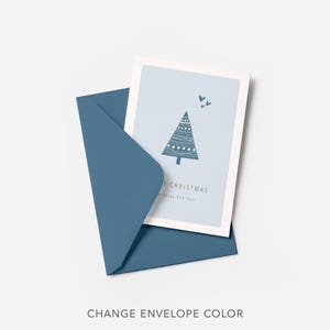 Puede incluir: Una tarjeta de Navidad azul con un dise&ntilde;o de &aacute;rbol estilizado y las palabras "Merry Christmas" dentro de un sobre azul a juego. La tarjeta tiene un fondo azul claro y dos peque&ntilde;as ilustraciones de p&aacute;jaros. El texto "Change Envelope Color" est&aacute; en la parte inferior.