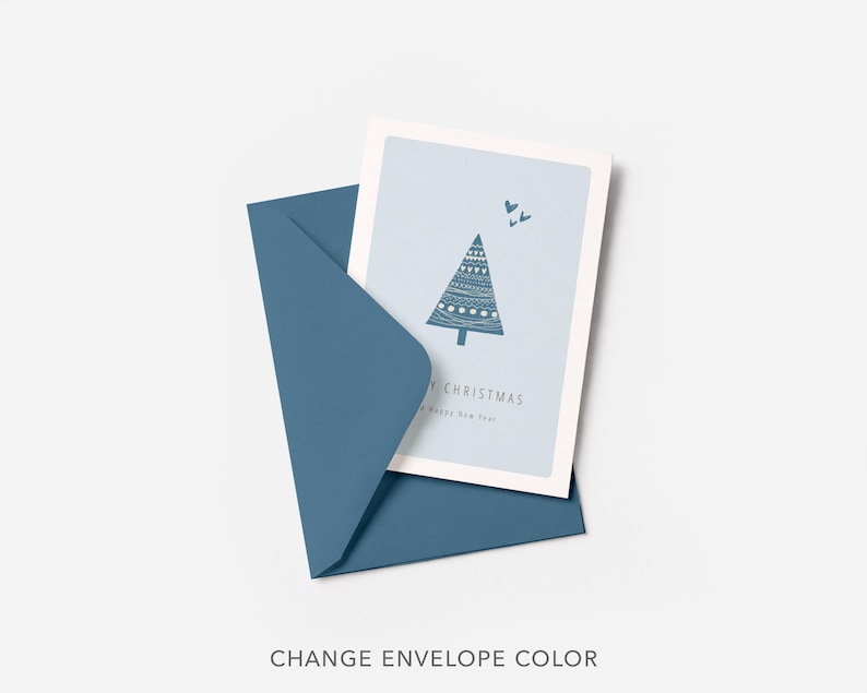 Puede incluir: Una tarjeta de Navidad azul con un dise&ntilde;o de &aacute;rbol estilizado y las palabras "Merry Christmas" dentro de un sobre azul a juego. La tarjeta tiene un fondo azul claro y dos peque&ntilde;as ilustraciones de p&aacute;jaros. El texto "Change Envelope Color" est&aacute; en la parte inferior.