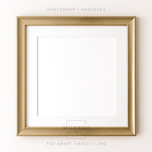 Puede incluir: Un marco de fotos cuadrado dorado con un paspartú blanco. El marco tiene un acabado metálico y un diseño simple y elegante. El texto "PHOTOSHOP • PHOTOPEA" está en la parte superior. El texto "MOCKUP HAUS CO" está en la parte inferior. El texto "PSD SMART OBJECT • JPG" está en la parte inferior.