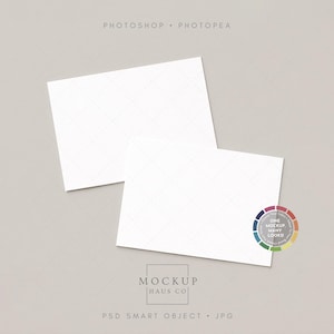 Pode incluir: Dois cartões retangulares brancos com um padrão de losangos subtil, ligeiramente sobrepostos num fundo cinza claro. Um design circular colorido com texto está no canto inferior direito. O texto "PHOTOSHOP • PHOTOPEA" está no topo. O texto "MOCKUP HAUS CO" está na parte inferior.