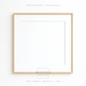 Puede incluir: Marco de fotos cuadrado de madera con un paspartú blanco. El marco tiene un acabado marrón claro y un interior blanco. El texto "PHOTOSHOP • PHOTOPAE" está en la parte superior y "MOCKUP HAUS CO" en la inferior. El texto "PSD SMART OBJECT • JPG" también está en la parte inferior.