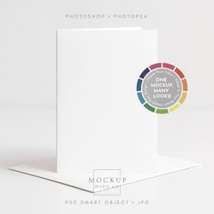 Puede incluir: Maqueta de tarjeta de felicitación blanca con un sobre a juego, sobre un fondo brillante. Un gráfico circular colorido con el texto "ONE MOCKUP, MANY LOOKS!" está a la derecha. También se ven las palabras "PHOTOSHOP PHOTOPEA" y "MOCKUP HAUS CO".