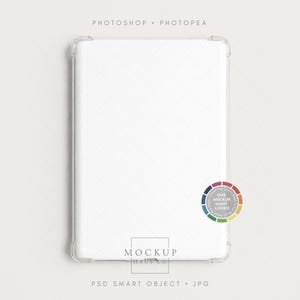 Puede incluir: Una funda transparente para tableta con pantalla blanca, sobre un fondo claro. La funda tiene un borde transparente. La imagen incluye el texto "PHOTOSHOP • PHOTOPEA", "MOCKUP HAUS CO" y "PSD SMART OBJECT • JPG".