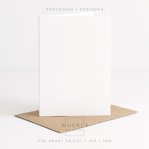 Modelo de cartão comemorativo em envelope kraft, exibição de arte em cartão branco dobrado verticalmente, modelo PSD de objeto inteligente fácil, JPG e PNG