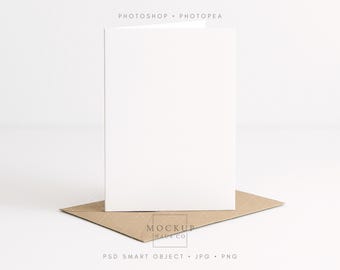Mockup van een wenskaart op een kraftenvelop, verticale blanco witte gevouwen kaart, eenvoudige slimme object PSD-sjabloon, JPG en PNG | 001