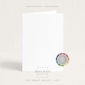 Op de afbeelding: Een gevouwen witte wenskaart mockup met een subtiel ruitpatroon. De kaart staat tegen een neutrale achtergrond. De tekst "PHOTOSHOP • PHOTOPAE" staat bovenaan en "MOCKUP HAUS CO" onderaan.