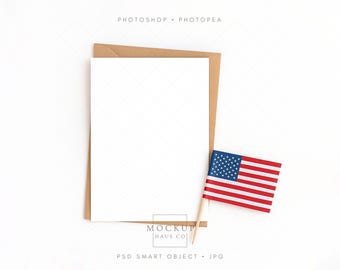 Mockup patriottische kaart PSD | Envelop met Amerikaanse vlag/kraftpapier voor 4 juli/servicelidkaarten