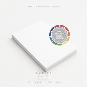 Pode incluir: Uma pilha de papel branco, ligeiramente angulada, com o texto "PHOTOSHOP • PHOTOPEA" no topo. Um gráfico circular com o texto "ONE MOCKUP, MANY LOOKS!" está à direita. O texto inferior diz "MOCKUP HAUS CO PSD SMART OBJECT • JPG".