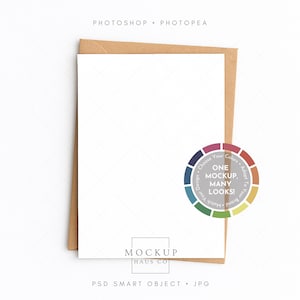 Peut inclure: Une carte blanche avec une enveloppe marron, présentée sur un fond blanc. La carte présente un motif en losange subtil. Un graphique circulaire avec des échantillons de couleurs et le texte "ONE MOCKUP, MANY LOOKS!" est à droite. Le texte "MOCKUP HAUS CO" est en bas.