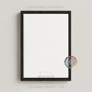 Puede incluir: Una maqueta rectangular con marco negro, interior blanco y un sutil patrón de diamantes. El marco es oscuro y contrasta con el interior blanco. Las palabras "PHOTOSHOP + PHOTOPEA" están en la parte superior y "MOCKUP" en la inferior.