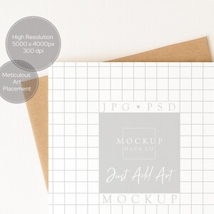 以下が含まれることがあります： グリッドパターン、茶色の封筒、および「MOCKUP HAUS CO」と「Just Add Art」というテキストが入った灰色の正方形の白い正方形のカード。テキスト付きの2つの灰色の円も存在します。